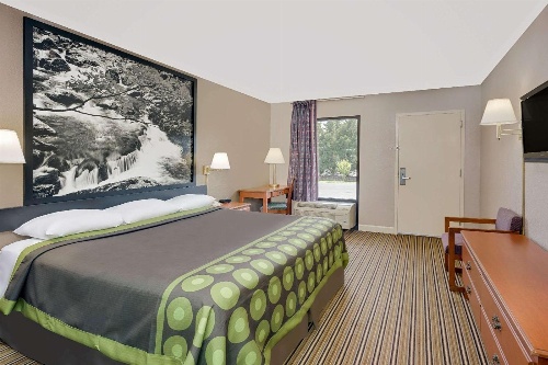 Super 8 by Wyndham Athens image 2