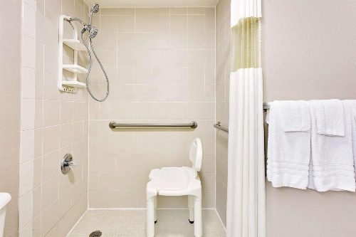 Super 8 by Wyndham Athens image 4