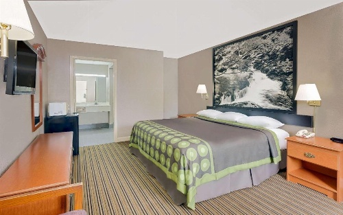 Super 8 by Wyndham Athens image 6