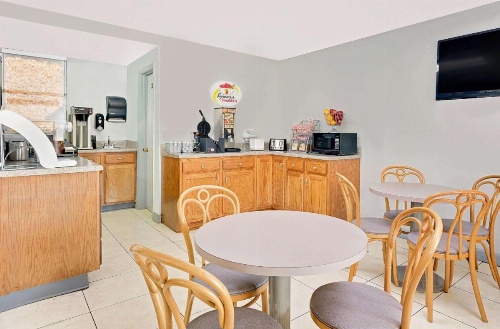 Super 8 by Wyndham Athens image 7
