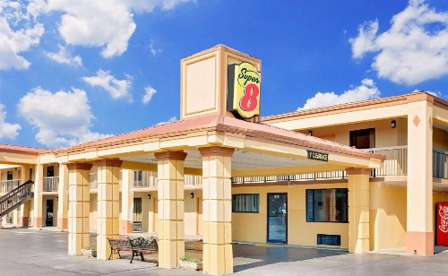 Super 8 by Wyndham Athens image 9